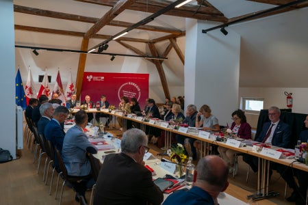 L’Adunanza dl’Euregio à danter l auter nce dat pro l bilanz preventif y l program de lëur 2026. (Foto: USP/Daniel von Johnston)