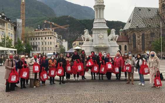 Mit den bekannten knallroten Taschen forderten die Frauenorganisationen auf dem Waltherplatz in Bozen, die Ungleichbehandlung von Frauen und Männern bei Löhnen zu beseitigen. (Foto: LPA)