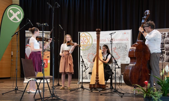 Gruppe Huzabichl Geign: Christa Gasser, Nahla Maria Hackhofer, Lena Wolfsgruber und Lehrer Erich Feichter (Foto: LPA/Franz Hermeter)