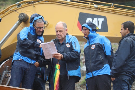 Presentati i piani di costruzione delle strutture di protezione davanti alla valanga di Steintal: (da sinistra) il presidente Arno Kompatscher, il direttore e responsabile del cantiere Peter Egger, il direttore dell'Agenzia per la Protezione Civile Klaus Unterweger e il sindaco del comune di Stelvio Samuel Marseiler. (Foto: USP/Maja Clara)