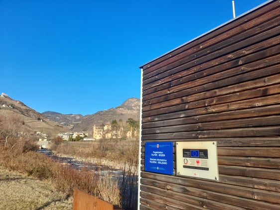 In corrispondenza della stazione di rilevamento sulla riva orografica destra del Talvera, anche la vegetazione sarà diradata nel corso dei lavori di manutenzione di quest'anno; la foto è stata scattata il 30 gennaio 2022 (Foto: ASP/Maja Clara)