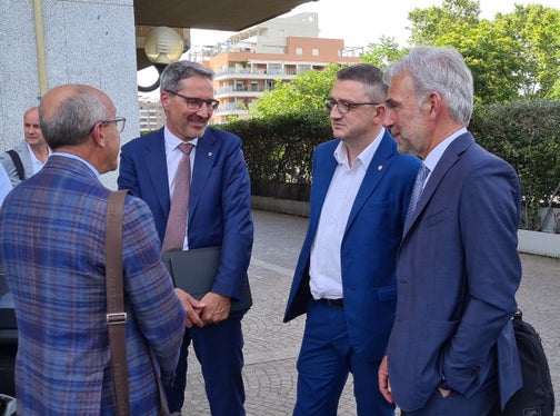 La legge provinciale sui grandi predatori al centro di un incontro tra il presidente Kompatscher, l’assessore Schuler e i loro omologhi trentini con Claudio Barbaro, del Ministero dell'Ambiente. Da destra l'assessore Arnold Schuler, il presidente della Provincia di Trento, Maurizio Fugatti ed il presidente Arno Kompatscher (Foto: ASP/Davide Cordua)