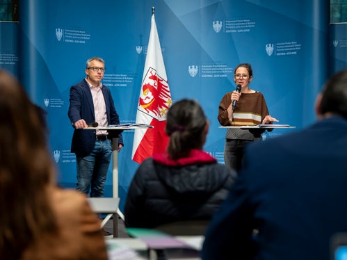 Oliver Sparber, direttore del Consultorio familiare Kolbe, ha sottolineato la funzione di modello dei genitori nell'uso degli smartphone, Manuela Lechner del Forum Prevenzione ha presentato lo starter kit per smartphone. (Foto: USP/Fabio Brucculeri)