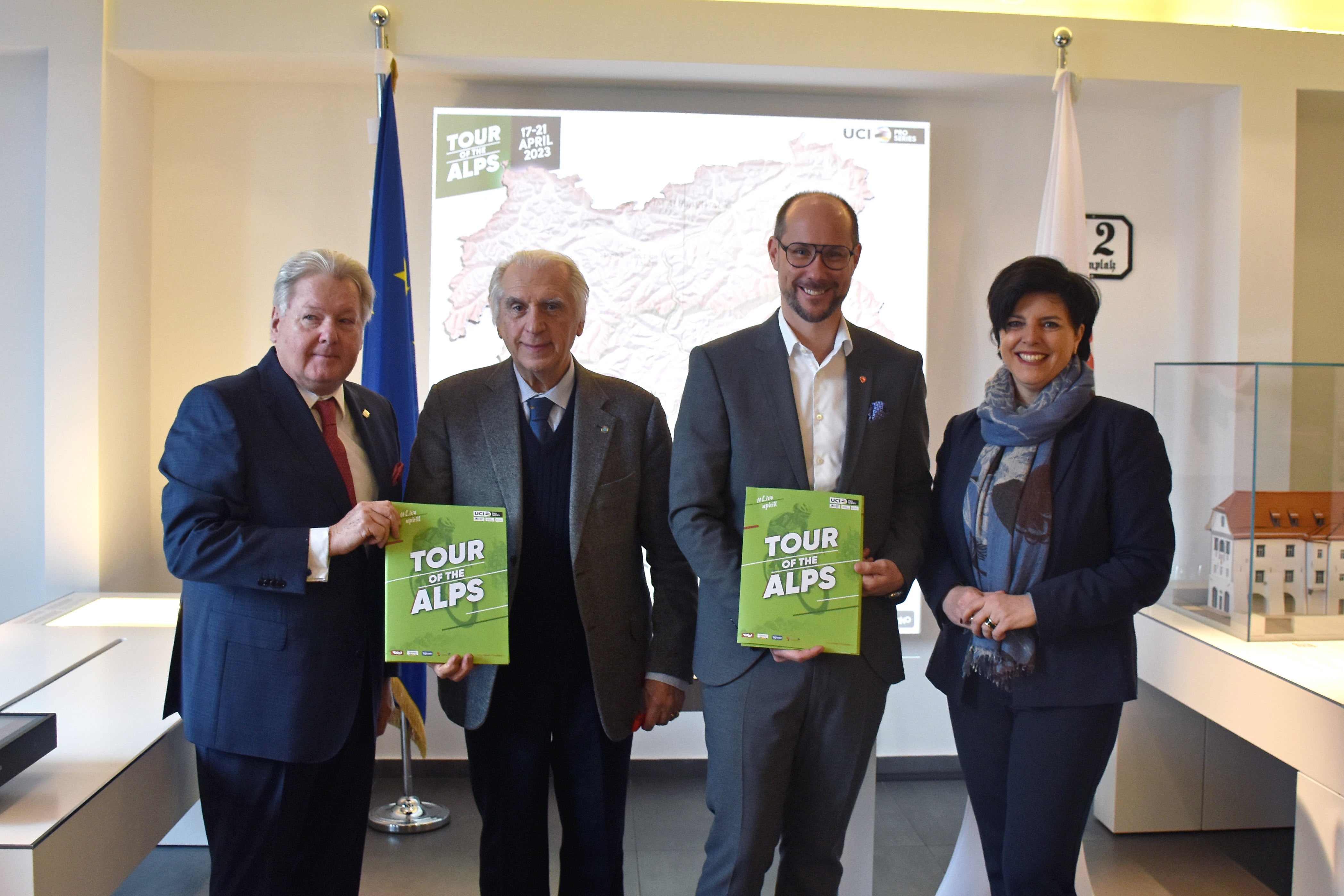 Präsentation der Radteams der Tour of the Alps 2023 in Innsbruck: (v.l.) Harald Mayer, Präsident des Österreichischen Radsportverbandes, Giacomo Santini, Präsident des Tour-of-the-Alps-Veranstalters Gruppo Sportivo Alto Garda, Tirols Tourismuslandesrat Mario Gerber und EVTZ Euregio Connect-Präsidentin Karin Seiler (Foto: Land Tirol)