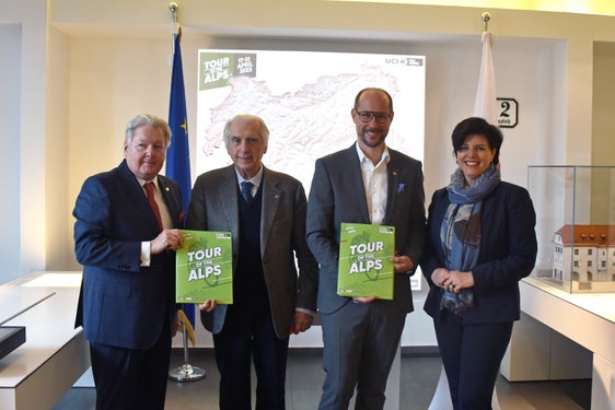 Präsentation der Radteams der Tour of the Alps 2023 in Innsbruck: (v.l.) Harald Mayer, Präsident des Österreichischen Radsportverbandes, Giacomo Santini, Präsident des Tour-of-the-Alps-Veranstalters Gruppo Sportivo Alto Garda, Tirols Tourismuslandesrat Mario Gerber und EVTZ Euregio Connect-Präsidentin Karin Seiler (Foto: Land Tirol)