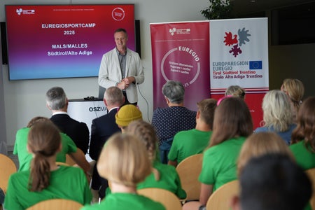Der Bürgermeister von Mals, Josef Thurner, hieß die Kinder und Jugendlichen in Mals willkommen. (Foto: Euregio)