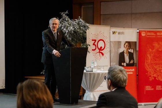 Handelskammer-Präsident Michl Ebner zeigte sich erfreut, dass der Lehrgang für (angehende) Verwaltungsrätinnen es im Jahr 2023 ins Finale der World Chamber Competition, einen Wettbewerb für Projekte der Handelskammern, geschafft hat. (Foto: LPA/Bernhard Aichner)