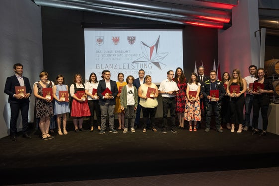 I 19 giovani di Tirolo, Alto Adige e Trentino che oggi a Mezzocorona sono stati premiati per il proprio impegno nel volontariato (Foto: Ufficio stampa Trentino/Nicola Eccher)
