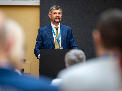 Der Prototyp dieses Busses wurde bereits 2023 auf den Straßen unseres Landes getestet, betont Mobilitätslandesrat Daniel Alfreider. Das unterstreicht die Rolle unserer In-house-Gesellschaft SASA als Vorreiterin bei der Einführung von Fahrzeugen der neuesten Generation. (Foto: LPA/Fabio Brucculeri)