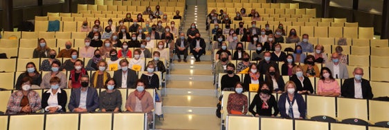  Die Bedeutung der Bibliotheken als Kultur- und Bildungsplätze wurde bei der Diplom- und Zertifikatsverleihung mit LR Achammer in der Eurac hervorgehoben. (Foto: LPA/Sigrid Klotz)