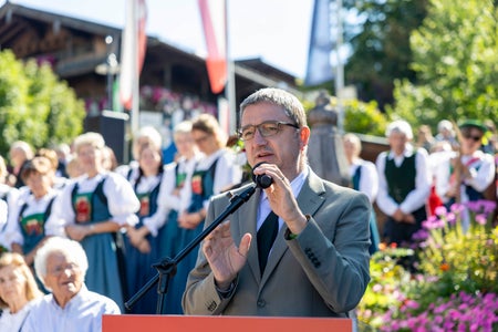 Il presidente della Provincia autonoma di Trento, Maurizio Fugatti ha ricordato che da diversi anni partecipa alla Giornata del Tirolo e al Forum di Alpbach: C'è sempre qualcosa da imparare. Anche se oggi apparteniamo a uno Stato diverso, sappiamo quanto sia importante avere una storia condivisa ed è un aspetto che non vogliamo e non possiamo dimenticare. (Foto: Land Tirol/Sedlak)