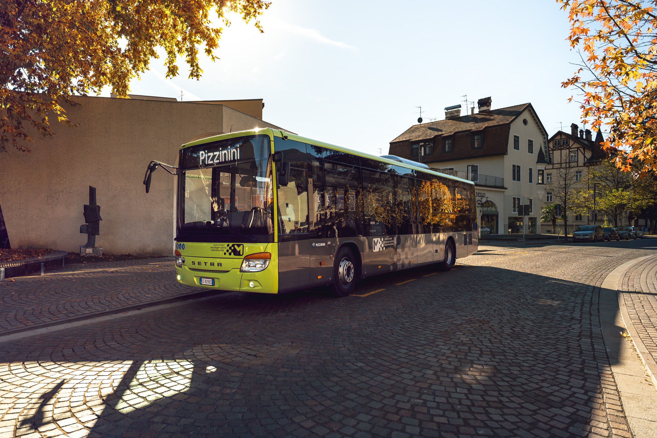 Eine ganze Reihe von Verbesserungen für den öffentlichen Nahverkehr mit Bussen greift ab 15. Dezember fürs Eisacktal. So fahren zum Beispiel ab diesem Datum Busse an Werktagen alle 15 Minuten von Sarns und Albeins nach Brixen. Im Bild ein Bus in Brixen. (Foto: LPA/Pizzinini Bus)