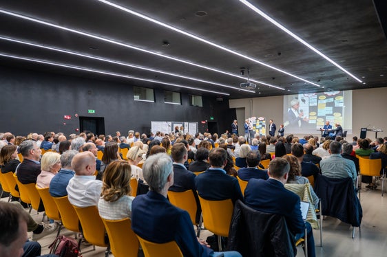 Weit mehr als 200 Führungskräfte aus verschiedensten Bereichen waren beim Führungskräftetag der Landesverwaltung im Dialog über die Zukunft einer modernen, service- und bürgerorientierten Landesverwaltung gesprochen. (Foto: LPA/Manuela Tessaro)