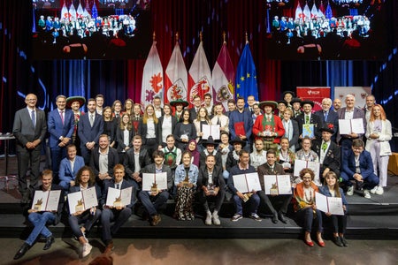 Fotografia de grupa cun duc i premiei y i ghesć d’unëur: undesc persones jëunes y set pruiec à giapà ai 14 de juni dai länder Tirol, Südtirol y Trentin l pest de “Prestazion d’ezelënza – l ulentariat jëunn”. (Foto: Land Tirol/Die Fotografen)