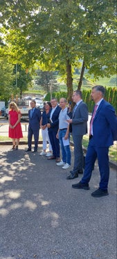 Landesrat Alfreider (erster von rechts) und Bürgermeister Ebner (zweiter von rechts) betonten, dass durch die enge Zusammenarbeit von Land, Gemeinde und ausführenden Unternehmen mehrere Maßnahmen in einem einzigen Bauvorhaben umgesetzt werden konnten. (Foto: LPA/Ressort Infrastrukturen und Mobilität)