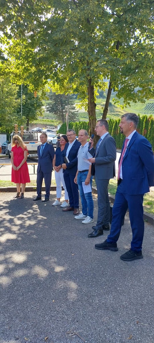 L’assessore provinciale Alfreider (primo da destra nella foto) e il sindaco Ebner (secondo da destra) hanno sottolineato che, grazie alla stretta collaborazione tra Provincia, Comune e imprese esecutrici, è stato possibile realizzare diverse misure nell’ambito di un unico progetto edilizio. (Foto: USP/Dipartimento Infrastrutture e Mobilità)