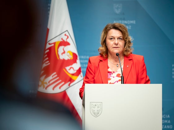 Der Gesetzentwurf wolle das Ehrenamt und das Freiwilligenwesen in Südtirol stärken, sagte Landesrätin Rosmarie Pamer bei der Vorstellung des Landesgesetzes zur "Einrichtung des Landesverzeichnisses der Körperschaften, die Tätigkeiten von allgemeinem Interesse ausüben, und Bestimmungen zum Dritten Sektor". (Foto: LPA/Fabio Brucculeri)