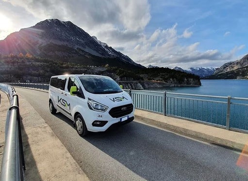 Derzeit besorgt das Konsortium Südtiroler Mietwagenunternehmer (KSM) im Auftrag des Landes den Schultransport jener Schülerinnen und Schüler, die ihre Bildungseinrichtung nicht zu Fuß oder mit dem Linienbus erreichen können. (Foto: KSM)