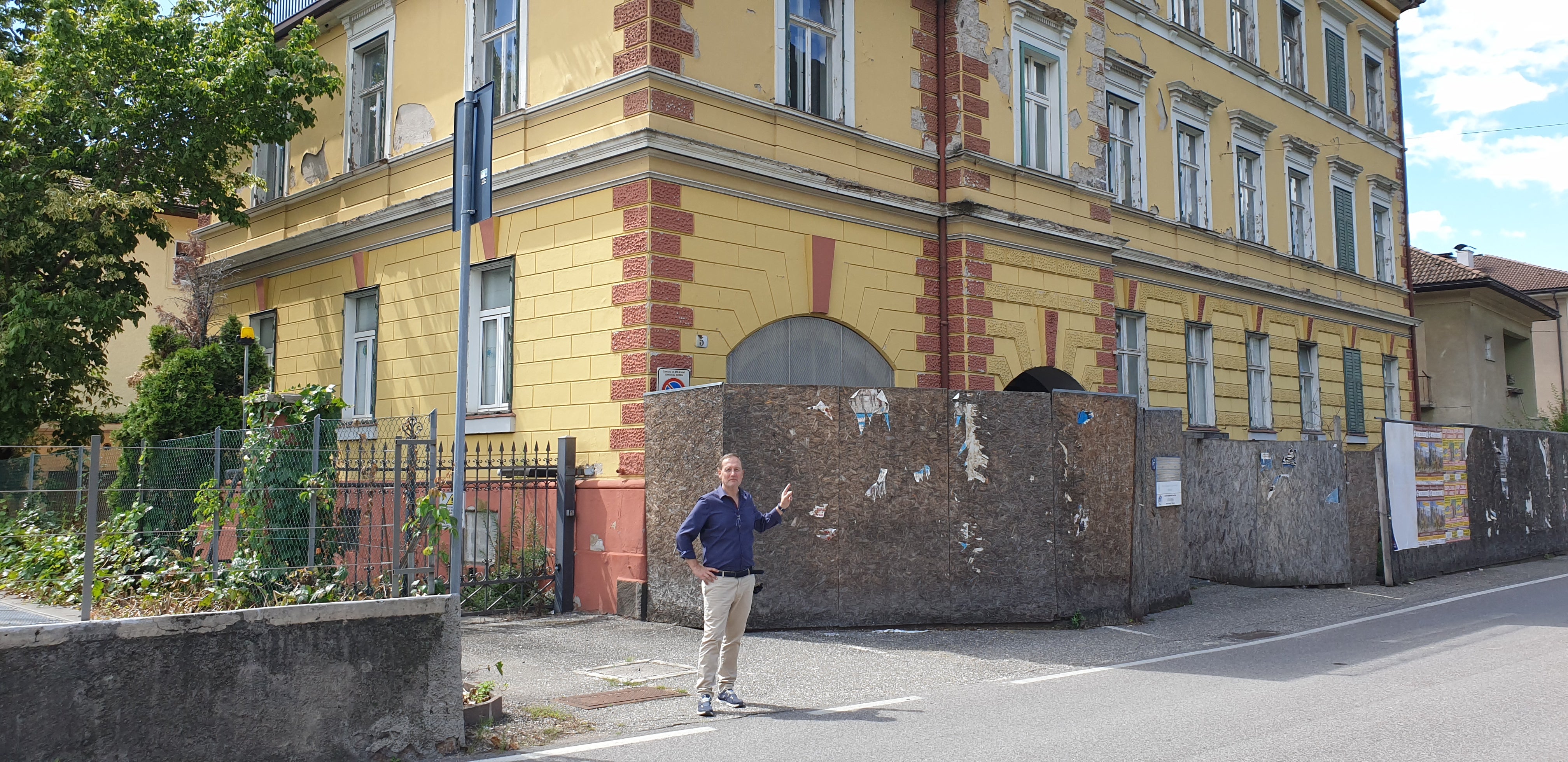 Landesrat Massimo Bessone vor dem Gebäude in der Vittorio-Vento-Straße 5 in Bozen, das renoviert und zum Haus der italienischsprachigen Vereine werden soll. (Foto: LPA)