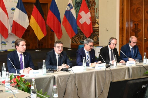 Trentino-Südtirol übergibt den Eusalp-Vorsitz an die Schweiz (v.l.): LR Bisesti, LH Fugatti, LH Kompatscher, Regierungsrat Rathgeb, LH Mattle bei der Pressekonferenz am Rande der Eusalp-Generalversammlung in Trient.  (Foto: Nicola Eccher/ Presseamt Trentino)