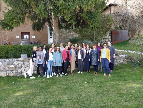 Die Absolventinnen der Kursfolge sind Brigitte Alber, Julia Dalsant, Sonja Ellemunt, Monica Katherina Kirchler, Sandra Lechthaler, Silvia Markart, Dorothea Neumair, Roberta Oberhofer, Nadja Pedross, Barbara Pfraumer, Margareth Sapelza, Barbara Schwingshackl, Gabriela Seeber, Daniela Tonezzani, Anna Uhl, Iris Unterhofer, Priska Weber und Judith Wieser. (Foto: LPA/Bildungsdirektion)