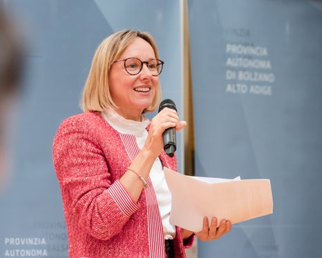 Il 25 settembre, come riporta l’assessora provinciale al Personale Magdalena Amhof, i dipendenti delle scuole provinciali troveranno sulla busta paga gli arretrati relativi ai mesi da gennaio ad agosto e l’aumento salariale in termini reali per settembre. L’aumento ammonta a 400 euro lordi a persona, calcolato su 13 mensilità. (Foto: USP/Bernhard Aichner)
