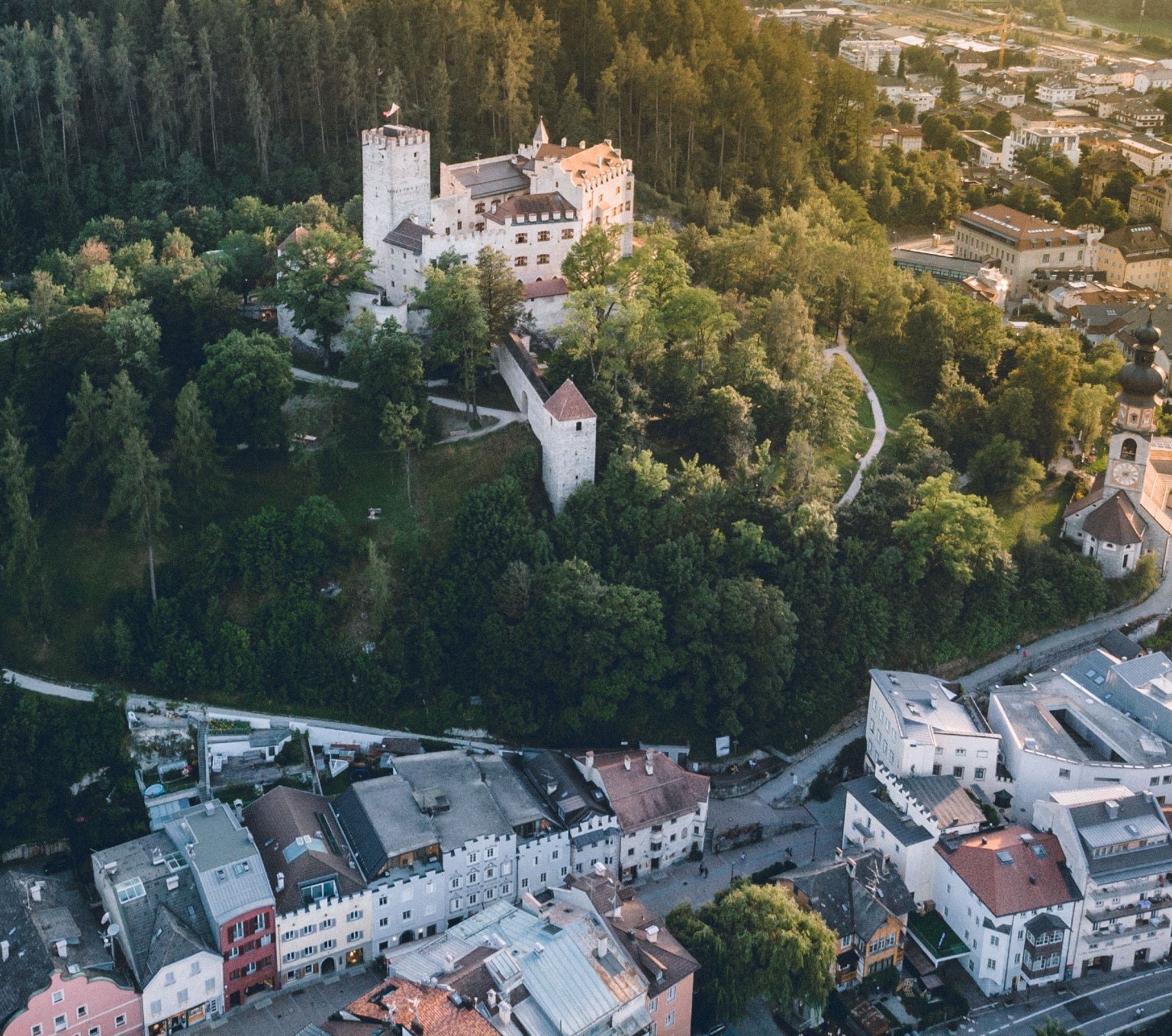 Blick auf Bruneck: Der Pusterer Hauptort hat als erste Stadtgemeinde in Südtirol ein Gemeindeentwicklungsprogramm ausgearbeitet. (Foto: Unsplash - Das Foto darf nur in Zusammenhang mit dieser Aussendung verwendet werden)
