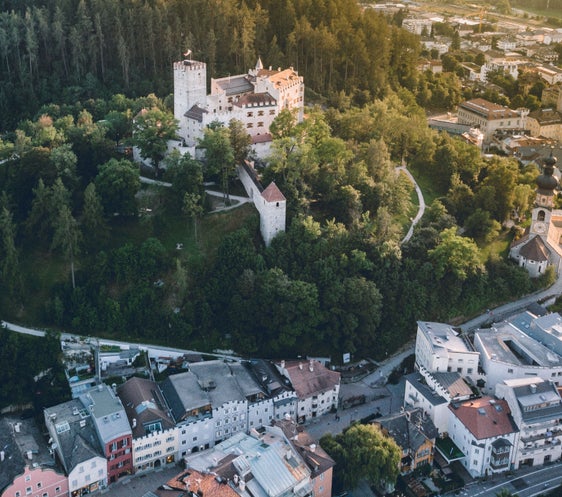 Blick auf Bruneck: Der Pusterer Hauptort hat als erste Stadtgemeinde in Südtirol ein Gemeindeentwicklungsprogramm ausgearbeitet. (Foto: Unsplash - Das Foto darf nur in Zusammenhang mit dieser Aussendung verwendet werden)