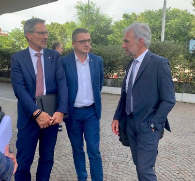 Vorbereitung auf das Treffen im Umweltministerium (von links): Landeshauptmann Arno Kompatscher, der Trentiner Landeshauptmann Maurizio Fugatti, Landesrat Arnold Schuler (Foto: LPA)