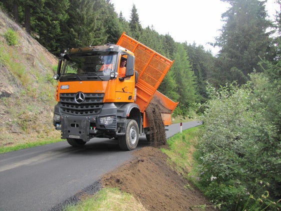 Noch bis 2. April um 12 Uhr bewerben: Das Land sucht 51 Straßenwärterinnen und Straßenwärter und bietet eine vielseitige Tätigkeit im Dienst der Allgemeinheit. (Foto: LPA/Ressort Infrastrukturen und Mobilität)