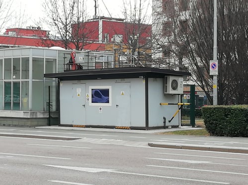 Die Umweltagentur überwacht seit Jahren kontinuierlich die Luftqualität mit einem Netz aus fixen Messstationen (im Bild am Hadrianplatz in Bozen), mobilen Stationen und Passiv-Sammlern. (Foto: LPA/Agentur für Umwelt und Klimaschutz)