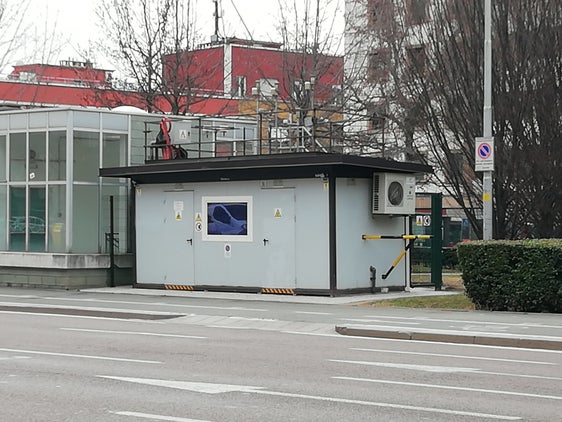 Die Umweltagentur überwacht seit Jahren kontinuierlich die Luftqualität mit einem Netz aus fixen Messstationen (im Bild am Hadrianplatz in Bozen), mobilen Stationen und Passiv-Sammlern. (Foto: LPA/Agentur für Umwelt und Klimaschutz)
