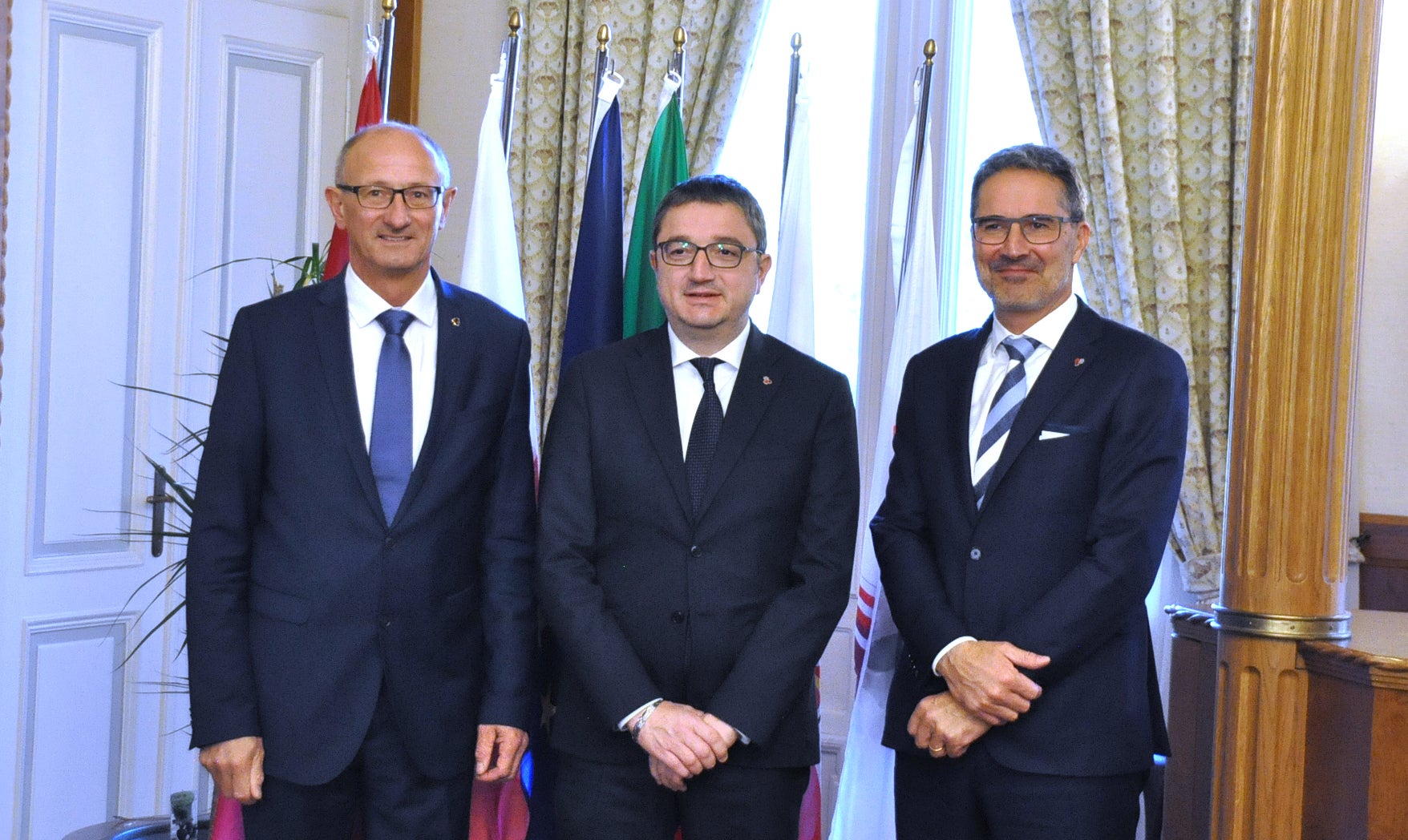 Austausch: Die Landeshauptleute von Tirol, Anton Mattle, Trentino, Maurizio Fugatti, und Südtirol, Arno Kompatscher, (v.l.) sind in Trient am Rande des Eusalp-Jahresforums zusammengetroffen. (Foto: Presseamt Trentino)