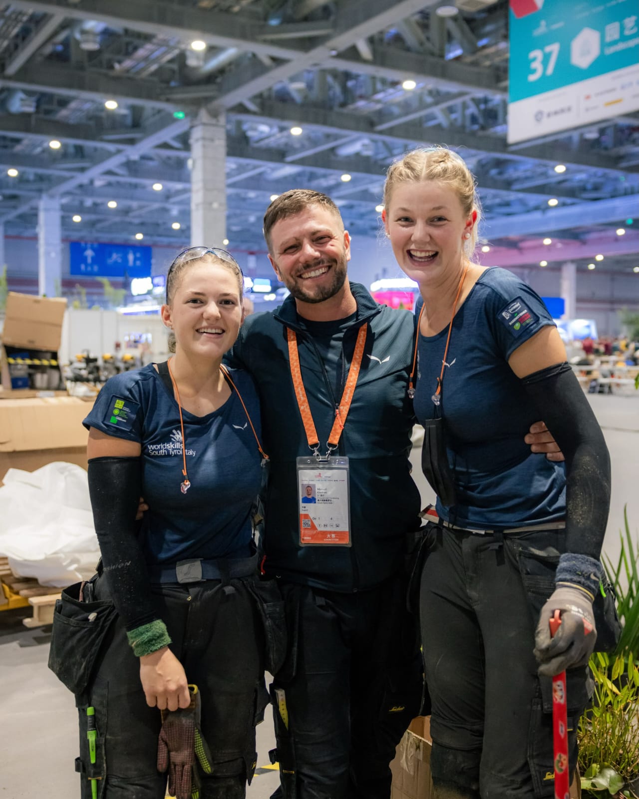 WorldSkills 2026: Landschaftsgärtnerin Manuela Kerschbaumer, Experte Manuel Kostner und Landschaftsgärtnerin Jana Mair auf ihrer Wettkampffläche in Shanghai. (Foto: LPA/Fachschule Laimburg)