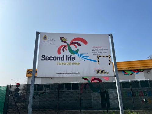 Kreislaufwirtschaft im Fokus: Zwei Wiederverwendungszentren - im Bild das Zentrum Second Life- waren das Ziel einer Studienreise des Landesamtes für Abfallwirtschaft und der Materialinitiative Südtirol nach Bologna. (Foto: LPA/Landesamt für Abfallwirtschaft)