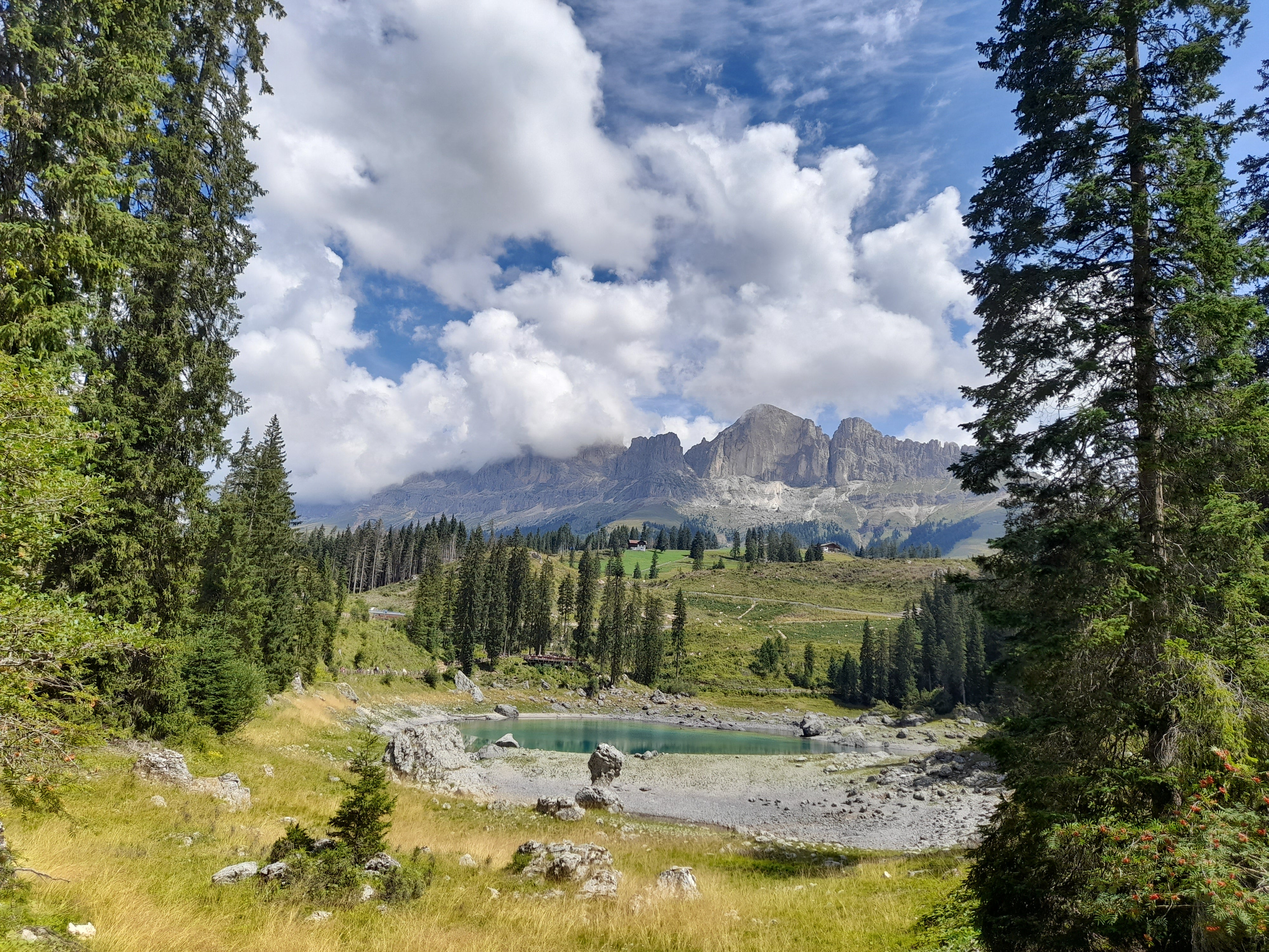 Oggi, 31 agosto, si conclude l'estate meteorologica che passerà agli annali come la seconda più calda dall'inizio delle rilevazioni, secondo il report dell'Ufficio meteorologico provinciale. Nell'immagine il lago di Carezza (Foto: ASP/Maja Clara)