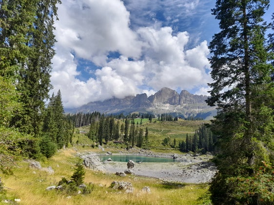 Die Niederschlagsmengen lagen im Großteil Südtirols etwas unter dem Durchschnitt, vor allem im Süden hat es rund 30 Prozent weniger geregnet. Das Bild entstand am 8. August am Karersee. (Foto: LPA/Maja Clara)