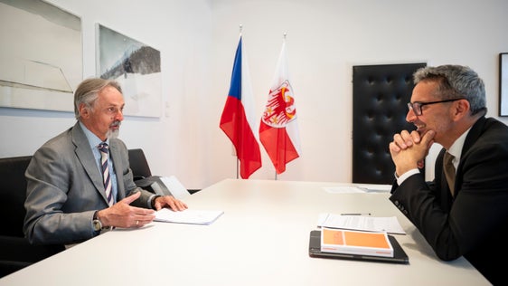 Tra i due interlocutori istituzionali è emersa una chiara visione comune. Il console generale Ivan Počuch ha più volte ribadito al presidente Arno Kompatscher l’importanza che ha nel suo ruolo alla guida del Consolato Generale della Repubblica Ceca a Milano la cooperazione con le Regioni del Nord Italia che, sia direttamente o indirettamente, possa sviluppare sinergie ad esempio tra le imprese dei diversi territori”. (Foto: USP/Fabio Brucculeri)