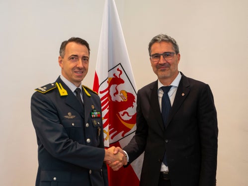 Landeshauptmann Kompatscher unterstrich die hervorragende Zusammenarbeit mit General Procucci und das ausgezeichnete Vertrauensverhältnis, das auch in schwierigen Zeiten nie versagt hat. (Foto: LPA/Fabio Brucculeri)