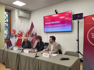 Euregio-Dienstag zum Thema Nachhaltige Wohnmodelle mit (v. l.) Luciano Malfer (FBK), Elisa Bertò (Euregio-Generalsekretariat) und dem Trentiner Landesrat für Wohnbau Simone Marchiori (Foto: Euregio)