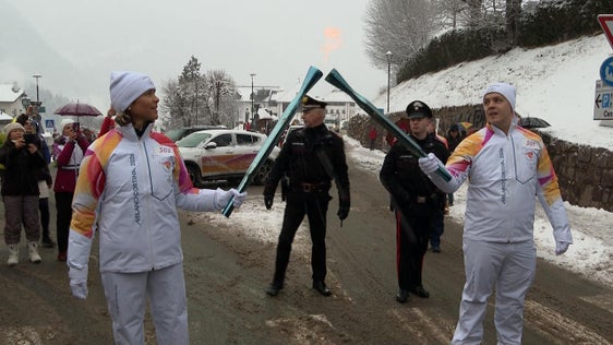 Il passaggio della fiamma da Thomas Gaiser a Isolde Kostner. Tantissima la gente presente sulle strade e le piste della Val Gardena per il passaggio del simbolo dei Giochi Olimpici. (Foto: USP)