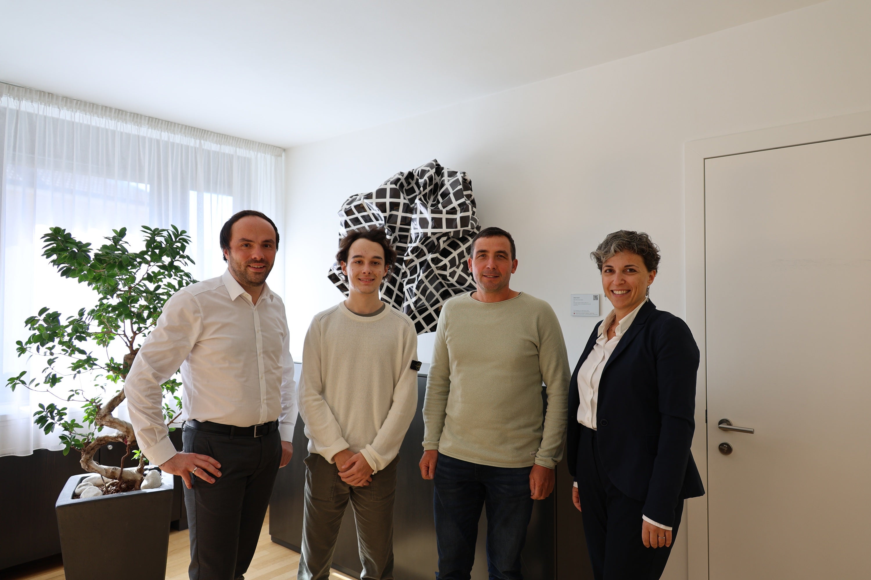 Haben sich über aktuelle Anliegen der Kinder- und Jugendorganisationen Südtirols ausgetauscht (von links): Landesrat Philipp Achammer, SJR-Vizevorsitzender Paul Simmerle, SJR-Vorstandsmitglied Andreas Lamprecht und SJR-Geschäftsführerin Manuela Weber. (Foto: LPA/Julia Profanter)