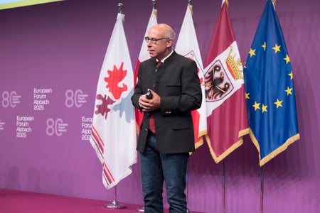 Nel suo discorso programmatico, Gabriel Felbermayr, direttore dell'Istituto austriaco di ricerca economica, ha parlato in particolare delle opportunità e delle sfide a livello comunale in un contesto globale sempre più interconnesso. (Foto: Land Tirol/Sedlak)