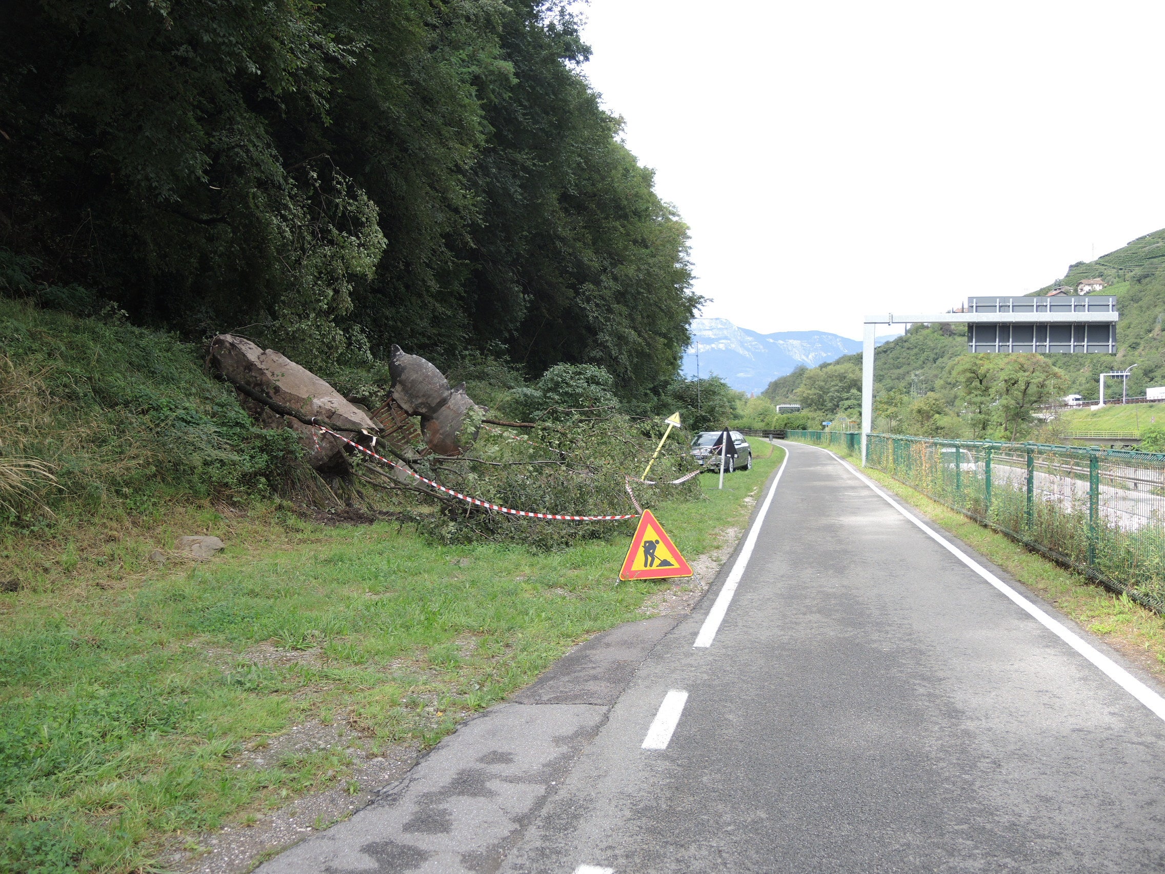 L'Ufficio geologia e prove materiali  ha segnalato durante la Conferenza di valutazione alcuni piccoli eventi di caduta massi: dopo uno smottamento, oggi intorno alle 10.30, all'altezza dell'ingresso dell'autostrada Bolzano Nord, la pista ciclabile ha dovuto essere chiusa,. (Foto: ASP/Ufficio geologia e prove materiali)