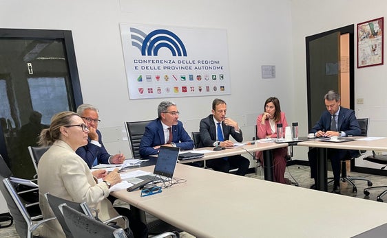 Das Treffen fand teils in Präsenz, teils online statt. Im Bild (v.l.) die Leiterin des Außenamtes des Landes Südtirol in Rom, Katharina Tasser, der Generalsekretär des Landes Südtirol, Eros Magnago, Landeshauptmann Arno Komptascher, der Präsident der Region Friaul-Julisch Venetien, Massimiliano Fedriga, und die Generalsekretärin der Regionenkonferenz, Alessia Grillo, und der Sprecher von Präsident Fedriga, Edoardo Petiziol. (Foto: Regionenkonferenz) 