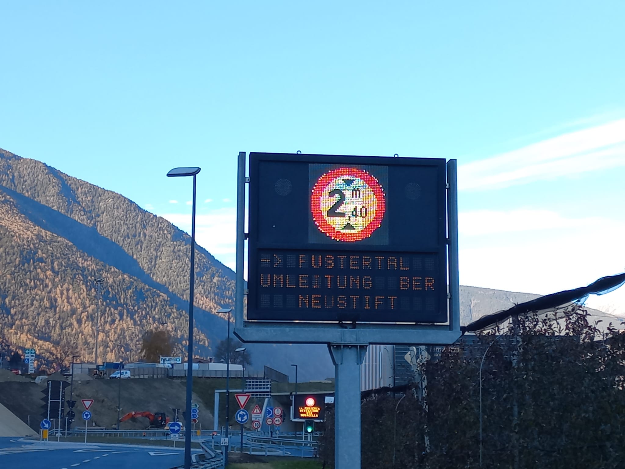 Um die Tragfähigkeit und Sicherheit der Brücke übers Riggertal zu gewährleisten, werden Fahrzeuge über 3,5 Tonnen und einer Höhe über 2,4 Meter ab Freitag, 13. Dezember umgeleitet. 