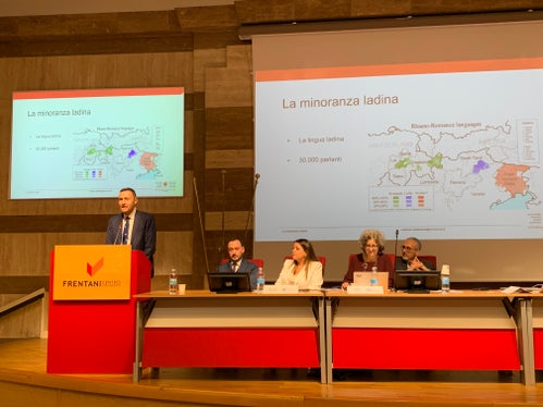 Il direttore di Ripartizione Stuflesser durante la presentazione del contributo delle scuole altoatesine alle mobilità Erasmus finanziate dal PNRR. (Foto: USP/Ripartizione Amministrazione scuola e cultura ladina)