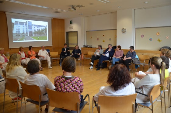 L'assessore Messner ha proseguito il suo tour negli ospedali altoatesini incontrando anche il personale medico del nosocomio di Silandro. (Foto: ASP/Karin Leiter)