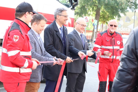 Banddurchtrennung: Bevölkerungsschutzlandesrat und Landeshauptmann Arno Kompatscher (Mitte) mit dem Präsidenten des Italienischen Roten Kreuzes Rosario Valastro (re.) und dem Präsidenten des Landeskomitees des Roten Kreuzes Manuel Pallua (li.) (Foto: LPA/Maja Clara)