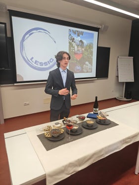 Uno studente del quarto anno del corso di Tecnologie Alimentari della Scuola professionale Laimburg durante la presentazione finale del suo progetto di diploma Lessig. (Foto: USP/Scuola professionale Laimburg)